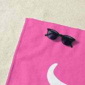 Serviette De Plage Nom monogramme de la servante rose moderne (En situation)