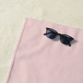 Serviette De Plage Nom Monogramme moderne Script Blush Pink (En situation)