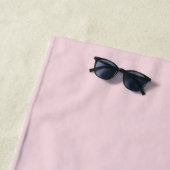 Serviette De Plage Nom Monogramme Rose Pâle Moderne Écriture Élégante (En situation)