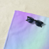 Serviette De Plage Nom monographique en violet rose holographique (En situation)
