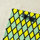 Serviette De Plage Nom + Motif jaune et vert de forme de diamant (En situation)