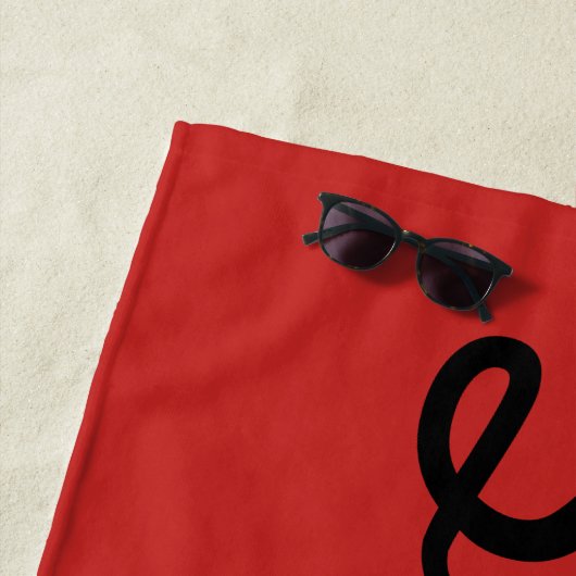 Serviette De Plage Nom noir ou monogramme en rouge (En situation)
