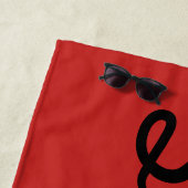 Serviette De Plage Nom noir ou monogramme sur rouge (En situation)