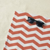 Serviette De Plage Nom orange pastel en rayure zig zag géométrique (En situation)