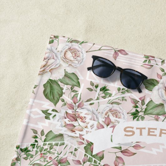 Serviette De Plage Nom ou devis du Motif Rose de Trellis rose Aztec (En situation)