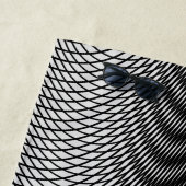 Serviette De Plage Nom personnalisable Black White Moiré Effet Trippy (En situation)