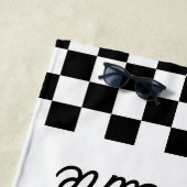 Serviette De Plage Nom personnalisé À damiers blanc et noir (En situation)