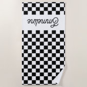 Serviette De Plage Nom personnalisé À damiers blanc et noir (Devant)