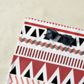 Serviette De Plage Nom personnalisé Aztec Elegance Rouge chaud Motif (En situation)