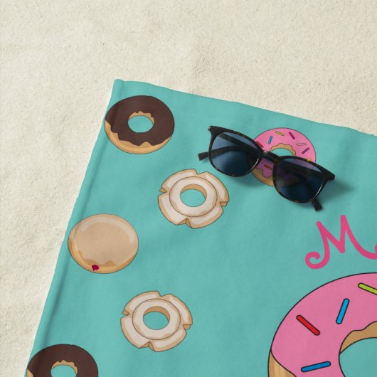 Serviette De Plage Nom personnalisé Donuts émaillés (En situation)