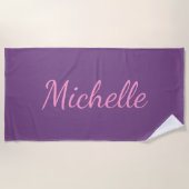 Serviette De Plage Nom personnalisé en script rose sur violet (Devant)