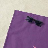 Serviette De Plage Nom personnalisé en script rose sur violet (En situation)