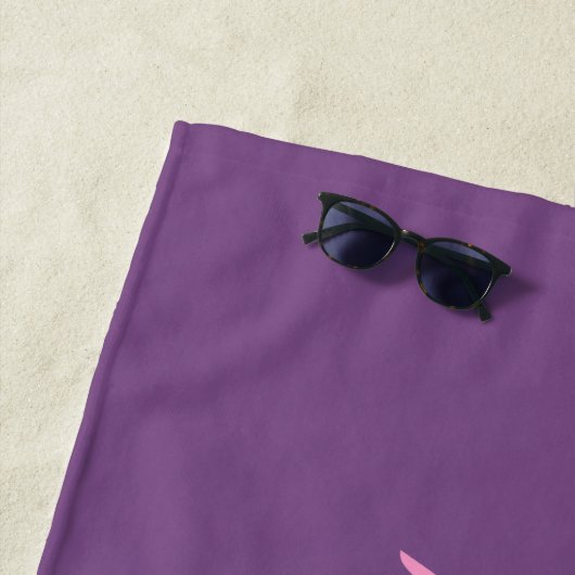 Serviette De Plage Nom personnalisé en script rose sur violet (En situation)