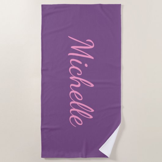 Serviette De Plage Nom personnalisé en script rose sur violet (Devant)