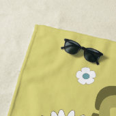 Serviette De Plage Nom personnalisé Fleurs de style rétro jaune (En situation)