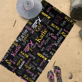 Serviette De Plage Nom personnalisé jaune rose gris noir typographiqu