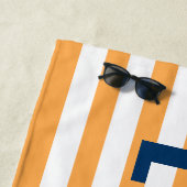 Serviette De Plage Nom personnalisé moderne Marine Orange rayé (En situation)