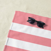 Serviette De Plage Nom personnalisé nautique Marine rose rayé (En situation)