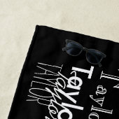 Serviette De Plage Nom personnalisé noir et blanc (En situation)