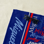 Serviette De Plage Nom personnalisé sur tout le texte graphique gris  (En situation)