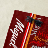 Serviette De Plage Nom personnalisé sur tout le texte graphique rouge (En situation)