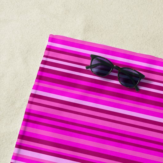 Serviette De Plage Nom + Rayures/lignes magenta et roses motif (En situation)