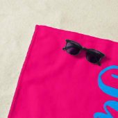 Serviette De Plage Nom rose néon et bleu clair (En situation)