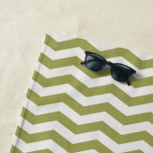 Serviette De Plage Nom vert pastel en rayure zig zag géométrique (En situation)