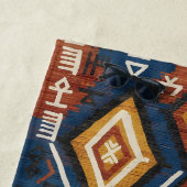 Serviette De Plage Nomade Indigo Terrien – Patchwork Tribal Artisanal (En situation)