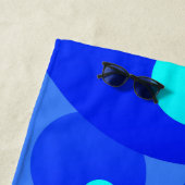 Serviette De Plage Nuances de bleu Art fractal abstrait moderne (En situation)