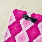 Serviette De Plage Nuances de motif de diamant fuchsia (En situation)