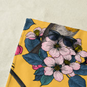 Serviette De Plage Oiseaux et fleurs sur le jaune (En situation)