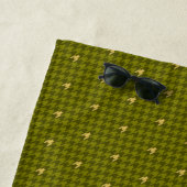 Serviette De Plage Olive avec Gold Accent Houndstooth Beach Towne (En situation)