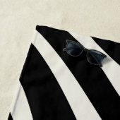 Serviette De Plage Ondes de style rétro noir et blanc (En situation)