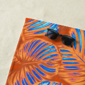 Serviette De Plage Orange brûlé et Feuilles tropicaux bleu électrique (En situation)