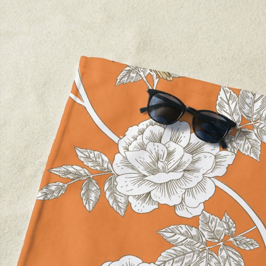 Serviette De Plage Orange Chinoiserie Fleurs et oiseaux Monogramme (En situation)