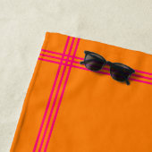 Serviette De Plage Orange clair avec bandes roses Initiales personnal (En situation)