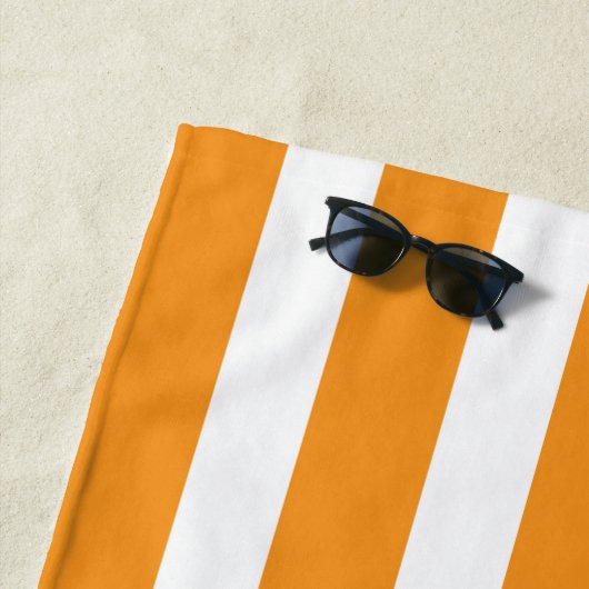 Serviette de plage orange classique rayée blanche  (En situation)