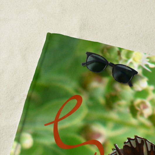 Serviette de plage orange de papillon avec le nom (En situation)