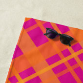 Serviette De Plage Orange magenta plaid motif nom personnalisé (En situation)