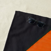 serviette de plage orange rayé noir (En situation)