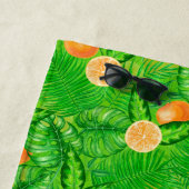 Serviette De Plage Oranges et feuilles tropicaux (En situation)