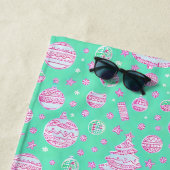 Serviette De Plage Ornements de Noël turquoise et rose, flocons de ne (En situation)