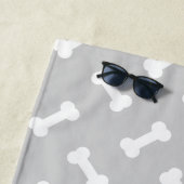 Serviette De Plage Os Et Os De Chien Noir Avec Nom Personnalisé (En situation)