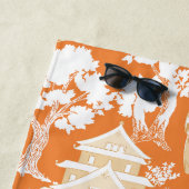 Serviette De Plage Pagode de la Chinoiserie orange Monogramme (En situation)