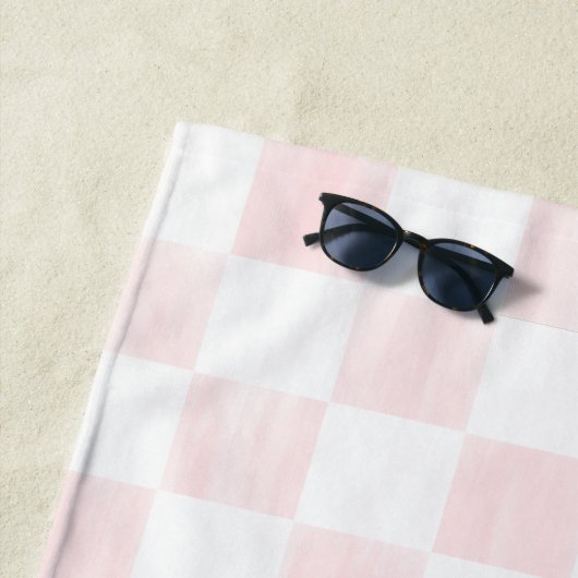 Serviette De Plage Painted Pink Checkerboard Pattern Personalized (En situation)