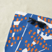 Serviette De Plage Palme tropicale moderne rose bleu jaune (En situation)