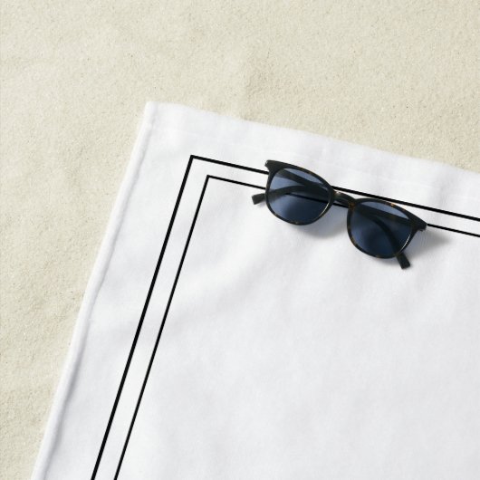 Serviette De Plage Palmier noir et blanc côtier Monogramme de palmier (En situation)