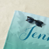 Serviette De Plage Palmiers Bleus Tropical Avec Nom Personnalisé (En situation)