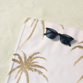 Serviette De Plage Palmiers tropicaux en or rose vif (En situation)